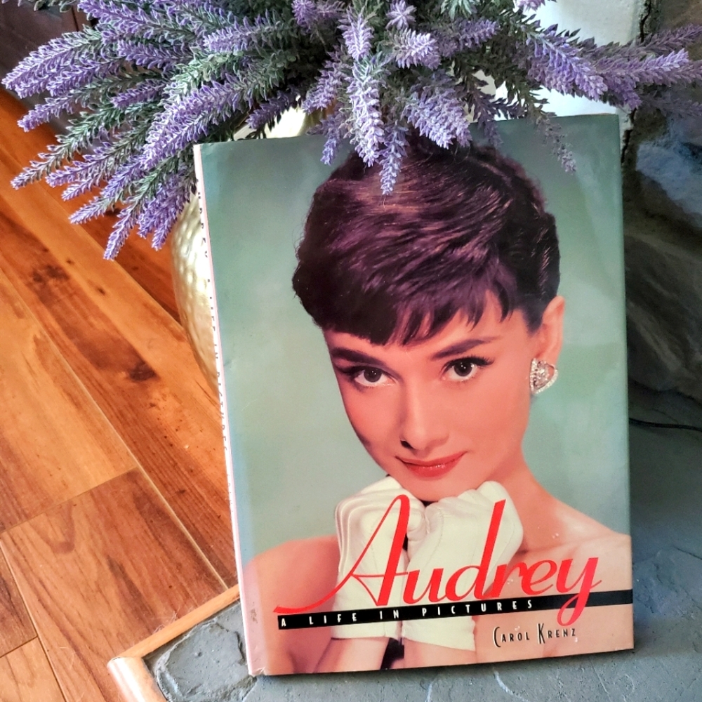 📚 AUDREY A Life in Pictures